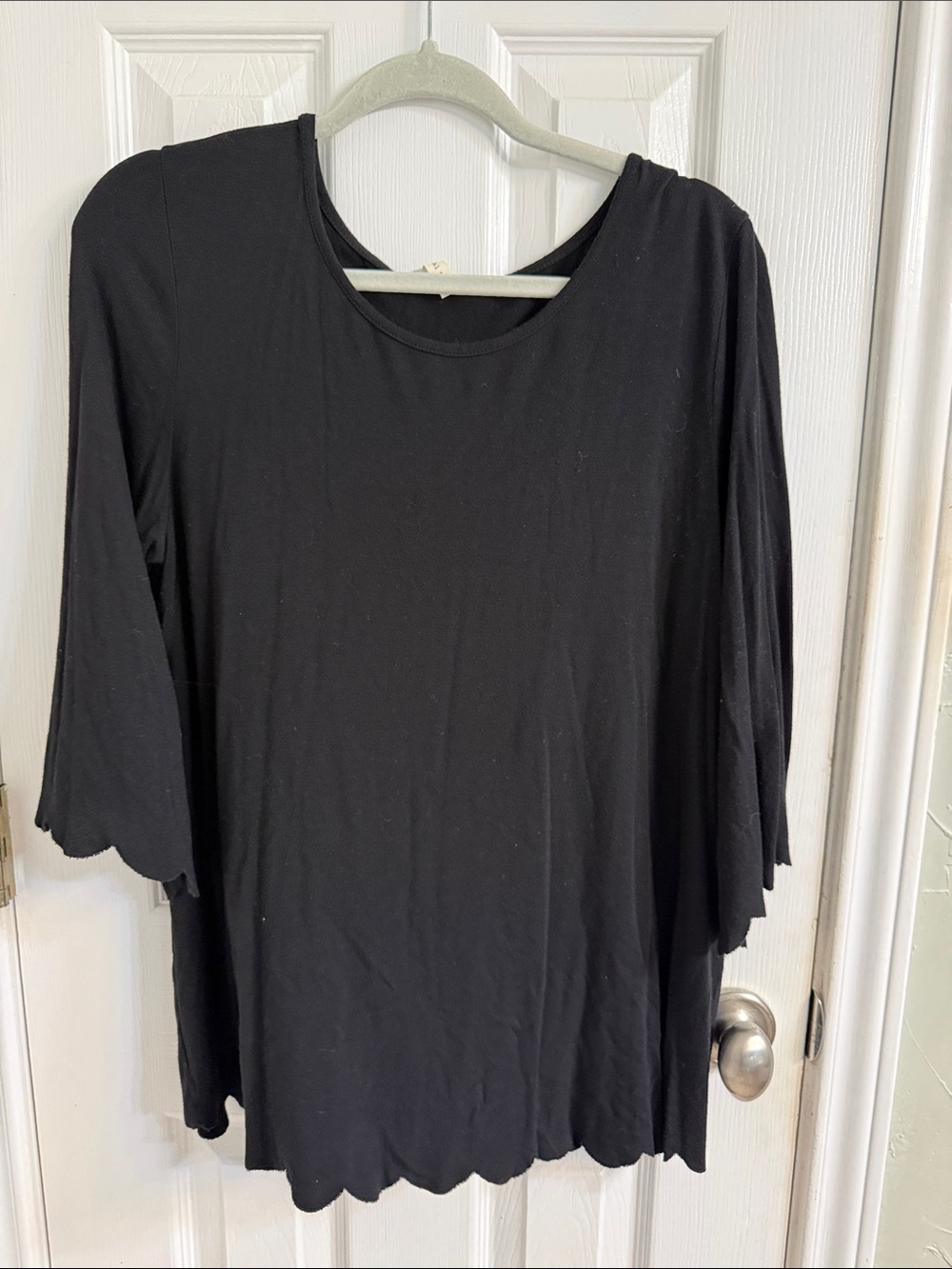 Women's Black Long-Sleeve Scallop-Hem Top